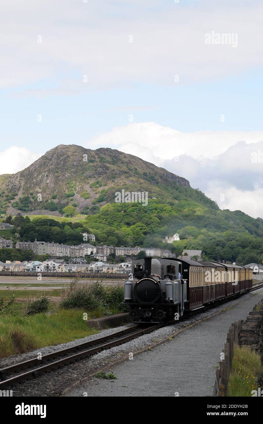 'David Lloyd George' fährt nach der Überholung noch in grauer Lackierung, überquert den Cob mit einem Zug nach Blaenau Ffestiniog. Stockfoto