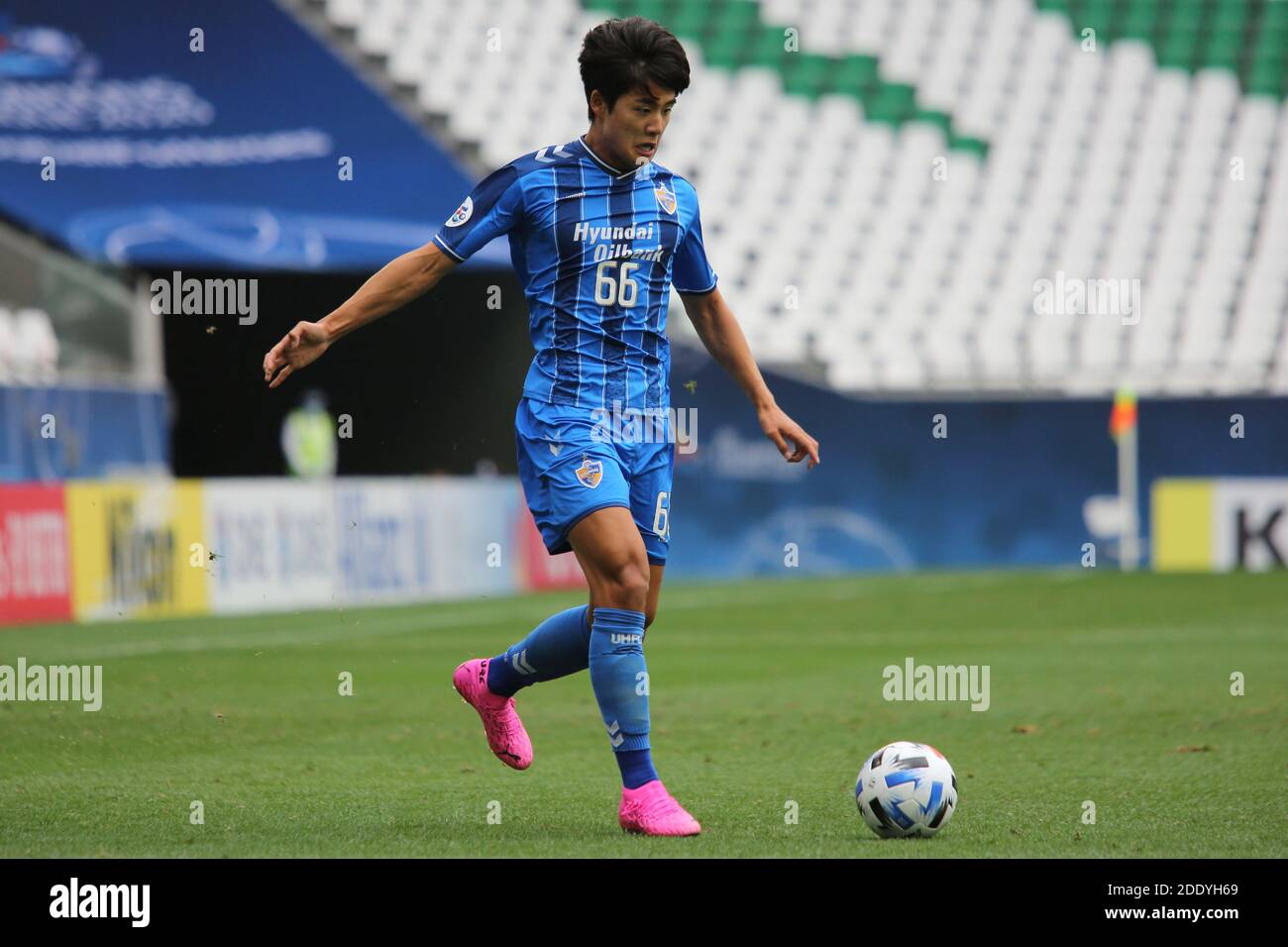 DOHA, KATAR - NOVEMBER 27: Young-Woo Seol von Ulsan Hyundai während des AFC Champions League Group F-Spiels zwischen Ulsan Hyundai und Perth Glory am 27. November 2020 im Education City Stadium in Doha, Katar. (Foto von Colin McPhedran/MB Media) Stockfoto