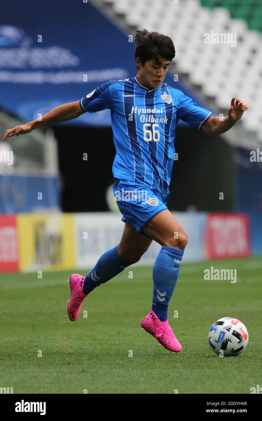 DOHA, KATAR - NOVEMBER 27: Young-Woo Seol von Ulsan Hyundai während des AFC Champions League Group F-Spiels zwischen Ulsan Hyundai und Perth Glory am 27. November 2020 im Education City Stadium in Doha, Katar. (Foto von Colin McPhedran/MB Media) Stockfoto