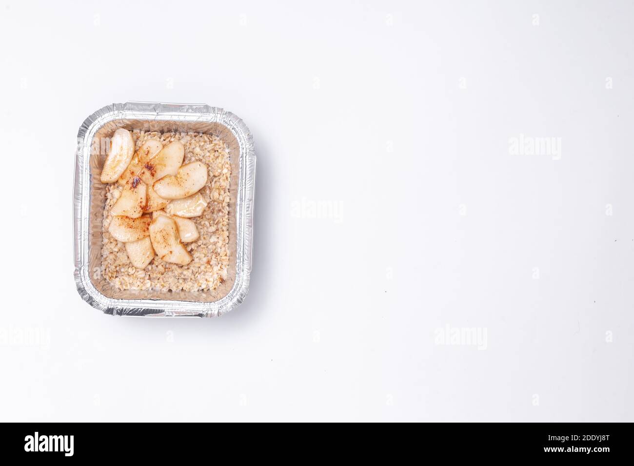 Gesunde Lebensmittel Lieferung oder zum Mitnehmen Lunchbox mit Haferflocken und apfel im Container Stockfoto