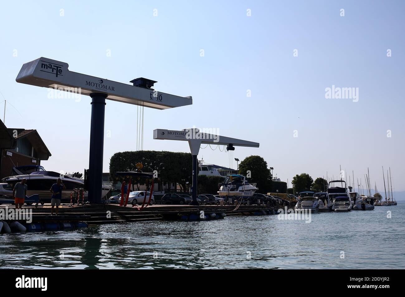 Italien, Peschiera del Garda - 30. Juni 2019: Luxus-Motorboote und Yachten in der Marina von Peschiera del Garda Stockfoto