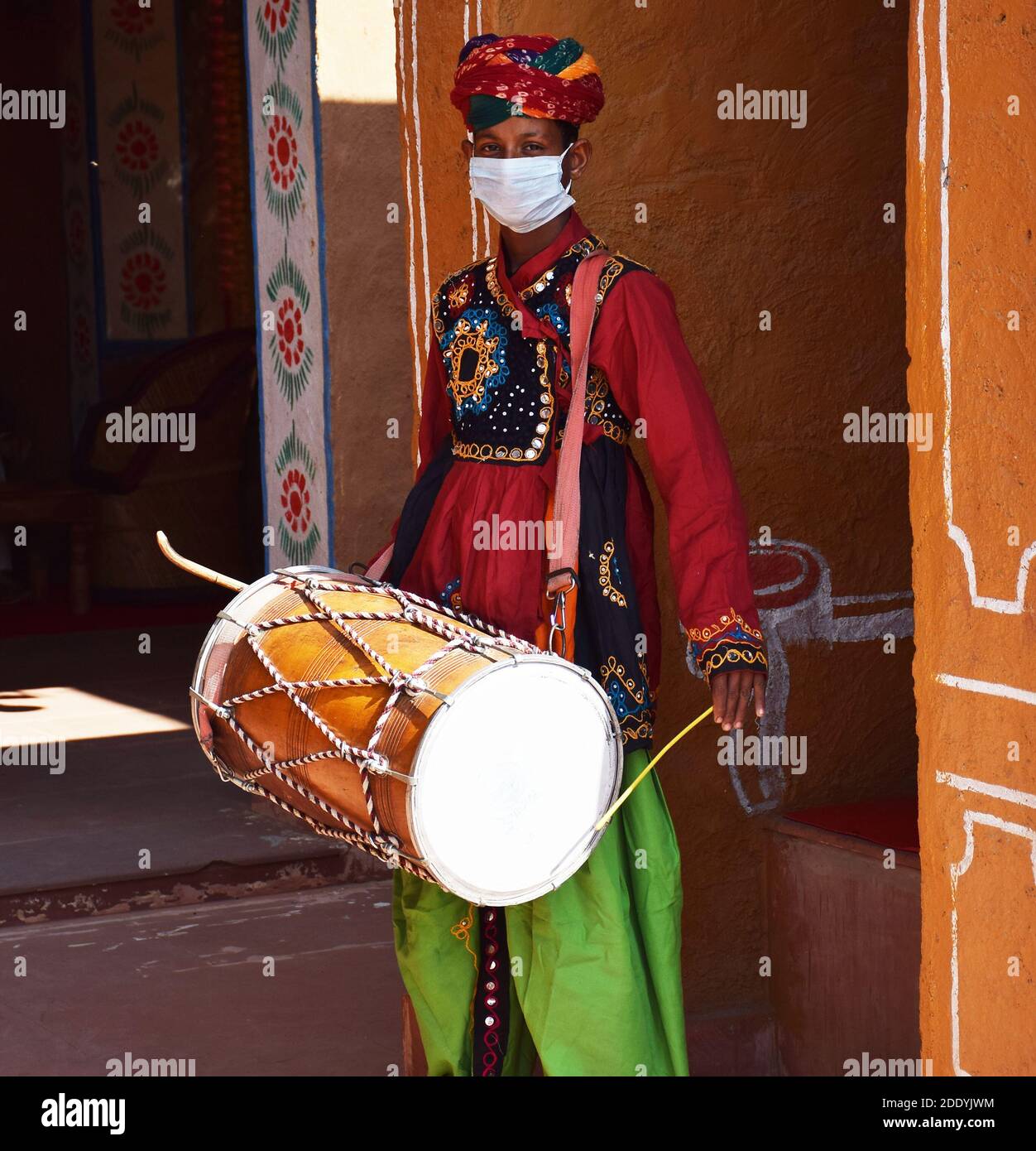 Indische traditionelle Mann trägt ethnische rajasthani Kleid spielen Trommeln oder Dhol in einer Veranstaltung Stockfoto