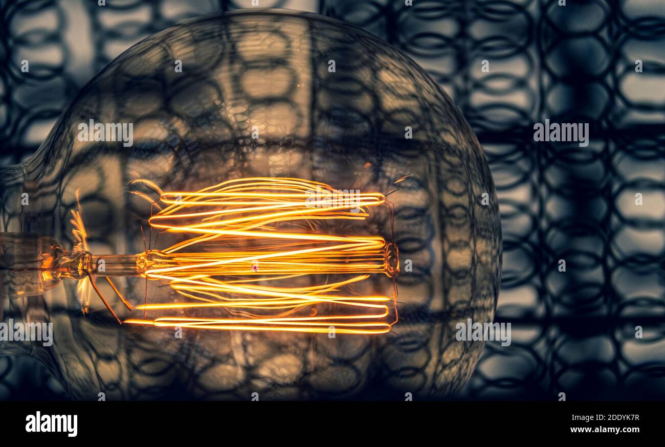Dekorative edison Stil Glühbirnen sind in der Tat contamplorary LED bulds wie Old school Look. Erstellen von alten Stil suchen und speichern Stockfoto