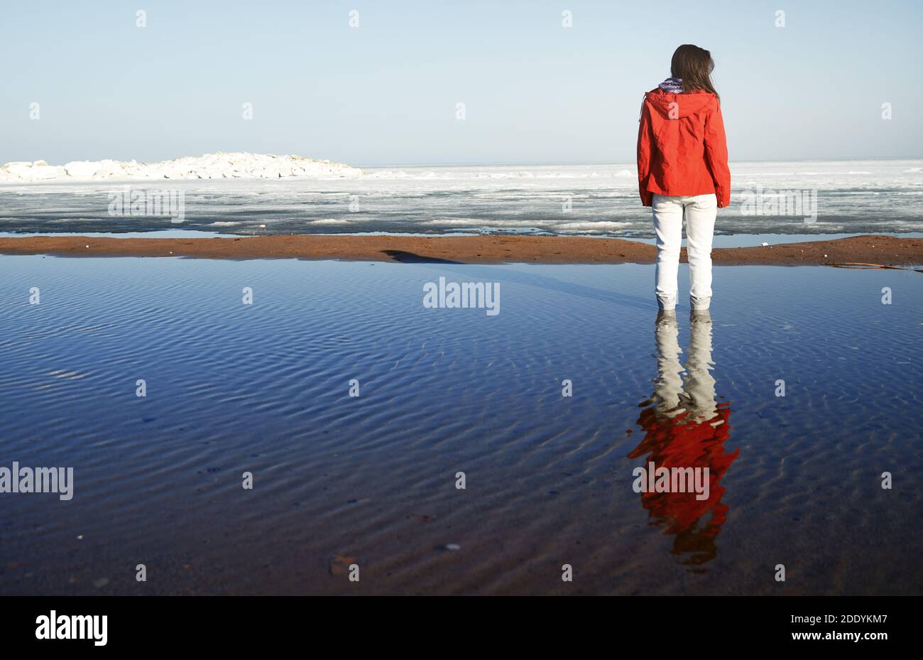 Junge erwachsene Frau draussen eisige Landschaft genießen. Stockfoto