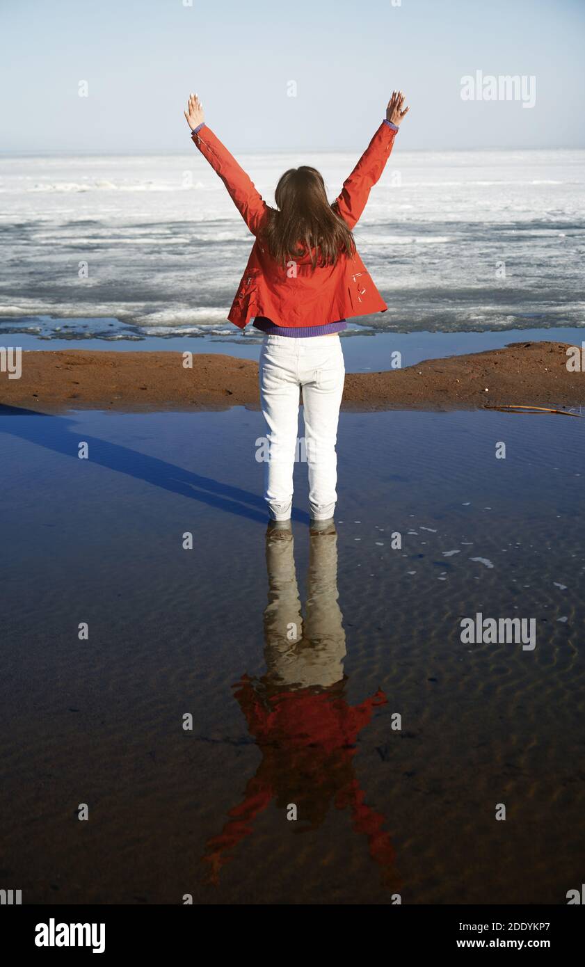 Junge erwachsene Frau draussen eisige Landschaft genießen. Stockfoto