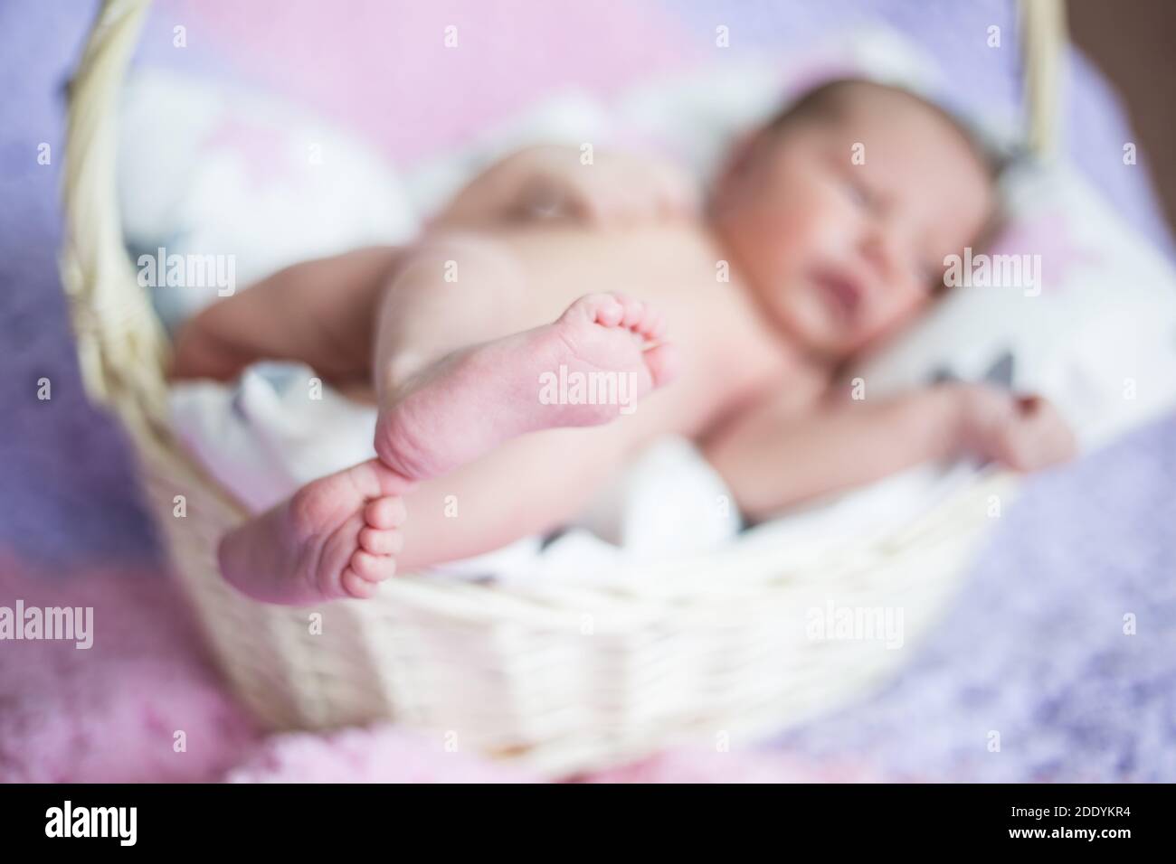 Neugeborenes Baby Mädchen süß schlafen in rosa Decke Stockfoto