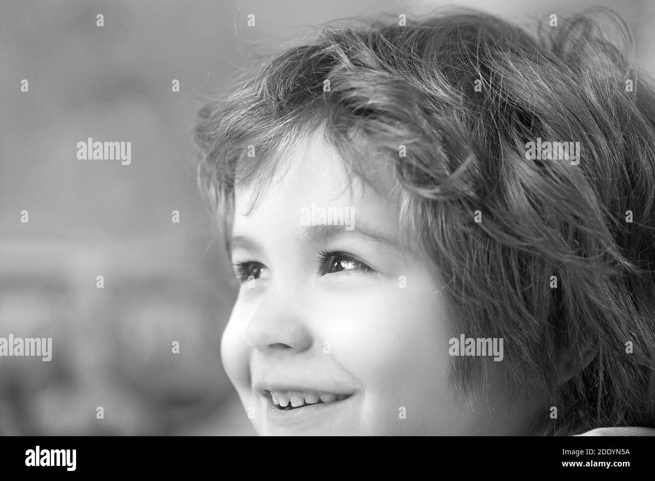 Nahaufnahme Porträt eines aufgeregten kleinen Jungen lachen Stockfoto
