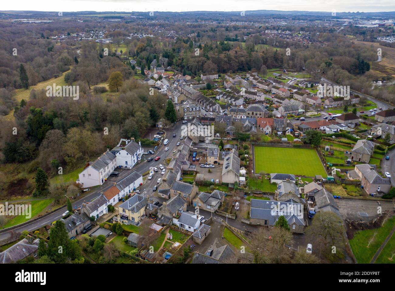 Luftaufnahme des Dorfzentrums von Mid Calder, West Lothian, Schottland Stockfoto