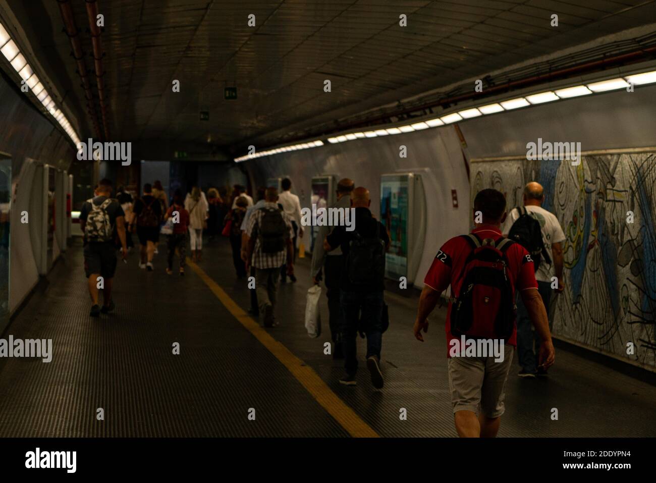 Menschen zu Fuß durch U-Bahn U-Bahn-Station in Spagna, Rom Stockfoto