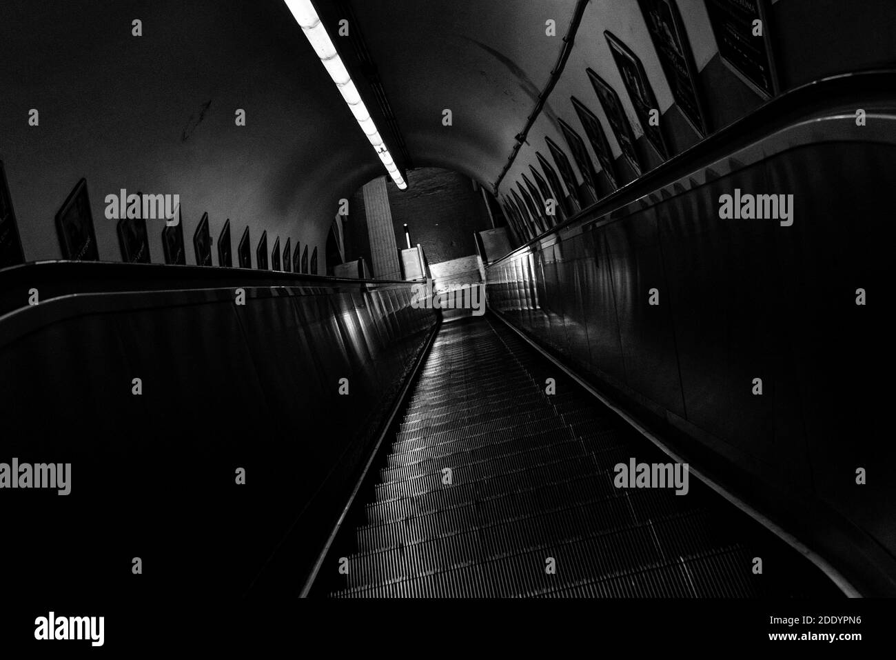 Dunkle leere Rolltreppe in der U-Bahn-Station Stockfoto