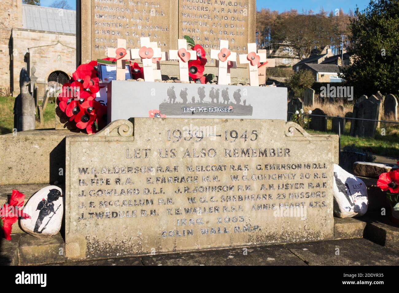 Nahaufnahme des Kriegsdenkmals in Stanhope mit Namen der im Zweiten Krieg und im Irak getöteten Personen, Co. Durham, England, Großbritannien Stockfoto