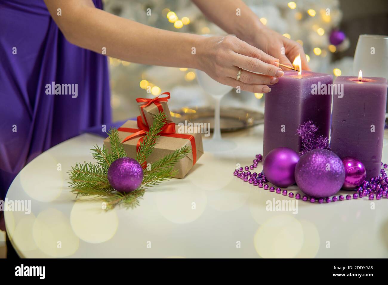 Mädchen macht Weihnachten Tischdekoration. Auf dem weihnachtstisch mit Geschenken. Hohe Qualität Stockfoto