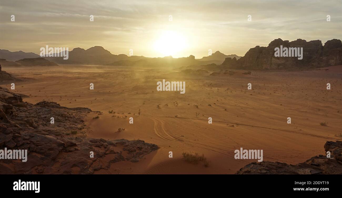 Spektakuläre wadi Rum Wüste bei Sonnenuntergang und seine Jeep Tracks während meines Urlaubs im Sommer 2018. Dies ist die Zeit für Tee in der Wüste unter Fackeln Stockfoto