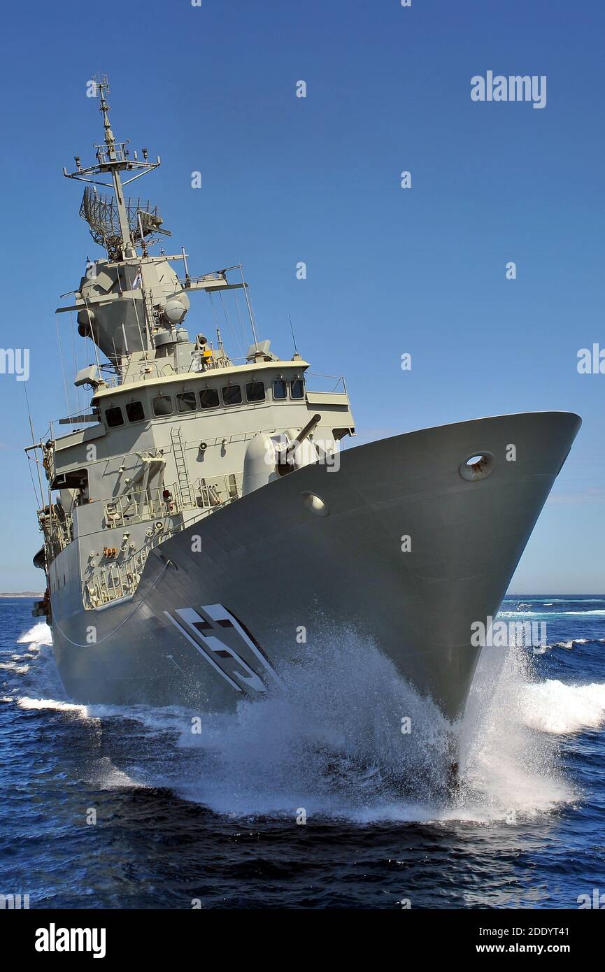 HMAS Perth, eine australische Marine Fregatte auf See, die Geschwindigkeitsversuche durchführt. Stockfoto