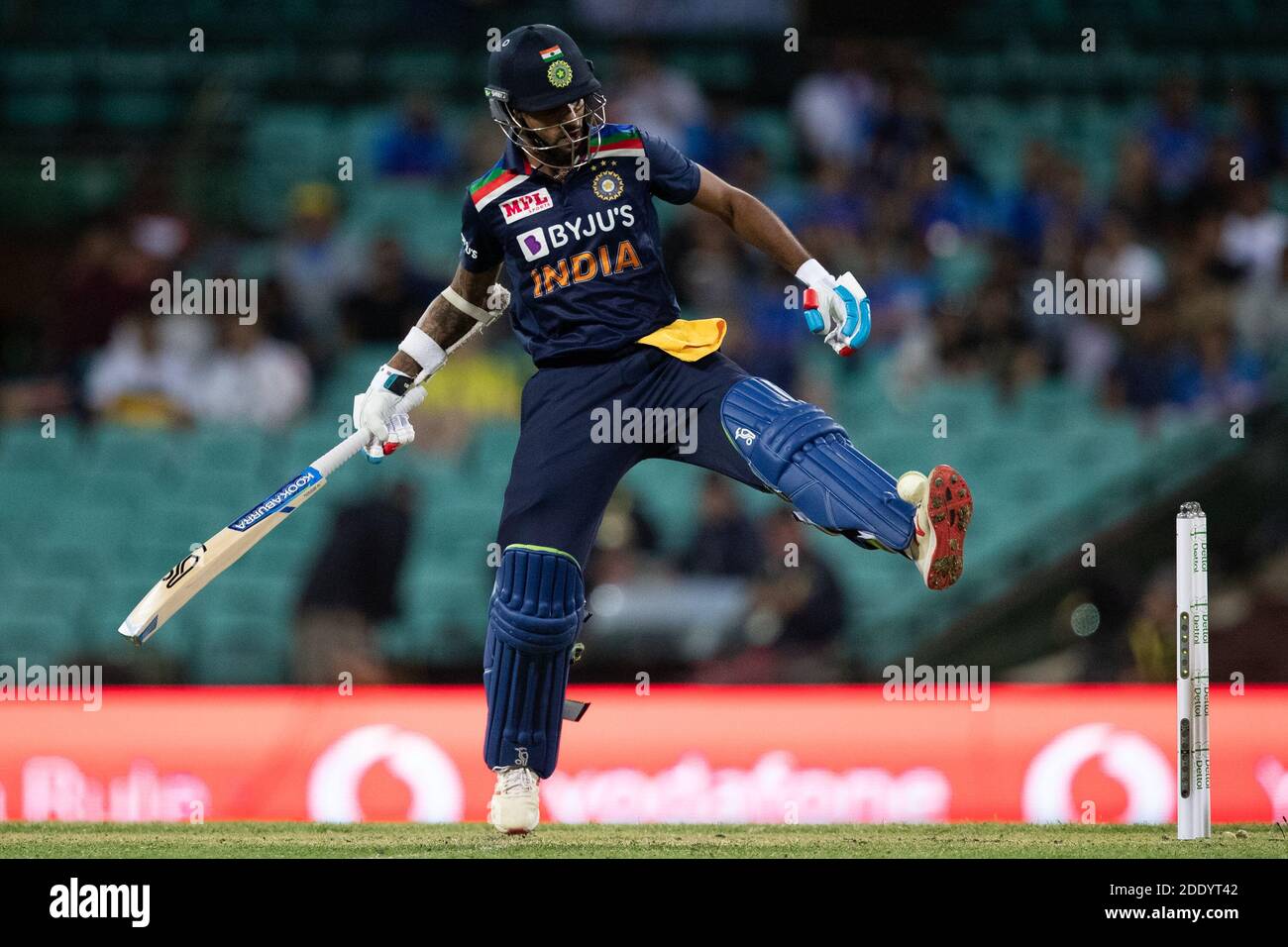 Sydney, Australien. November 2020. Shikhar Dhawan aus Indien zeigt seine Fußballfähigkeiten beim Dettol 1st ODI Series Match zwischen Australien und Indien am Sydney Cricket Ground, Sydney, Australien am 27. November 2020. Foto von Peter Dovgan. Nur redaktionelle Verwendung, Lizenz für kommerzielle Nutzung erforderlich. Keine Verwendung bei Wetten, Spielen oder Veröffentlichungen einzelner Vereine/Vereine/Spieler. Kredit: UK Sports Pics Ltd/Alamy Live Nachrichten Stockfoto