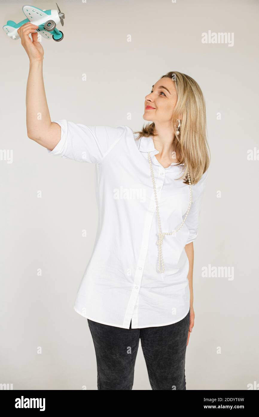 Glückliches Mädchen mit einem Spielzeug Flugzeug in der Hand. Stockfoto