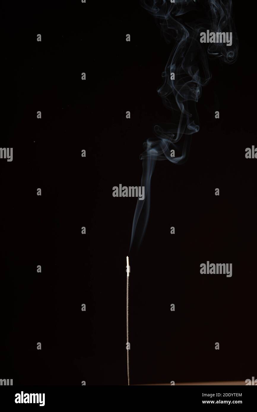 Weißer Rauch auf schwarzem Hintergrund Stockfoto