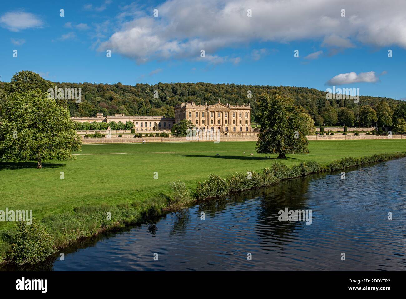 Chatsworth House im Peak District, England. Bild aus dem DVH Way ein öffentlicher Fußweg. Das Haus war die Kulisse für die beliebten Fernseher Stockfoto