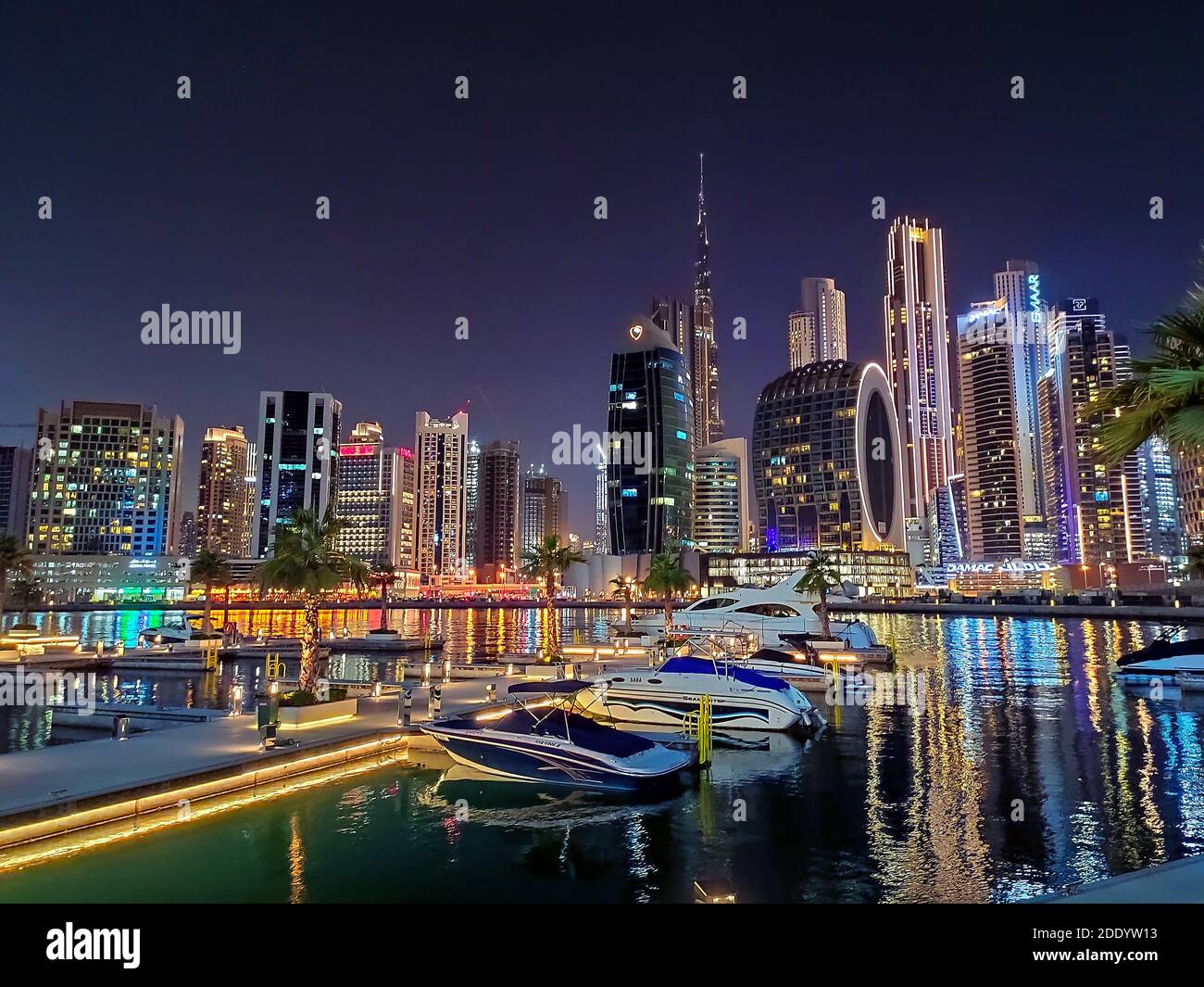 Dubai, Vereinigte Arabische Emirate - 19. Oktober 2020: Downtown Dubai Moderne Skyline von der Marasi Marina in der Business Bay bei Nacht in Th Stockfoto