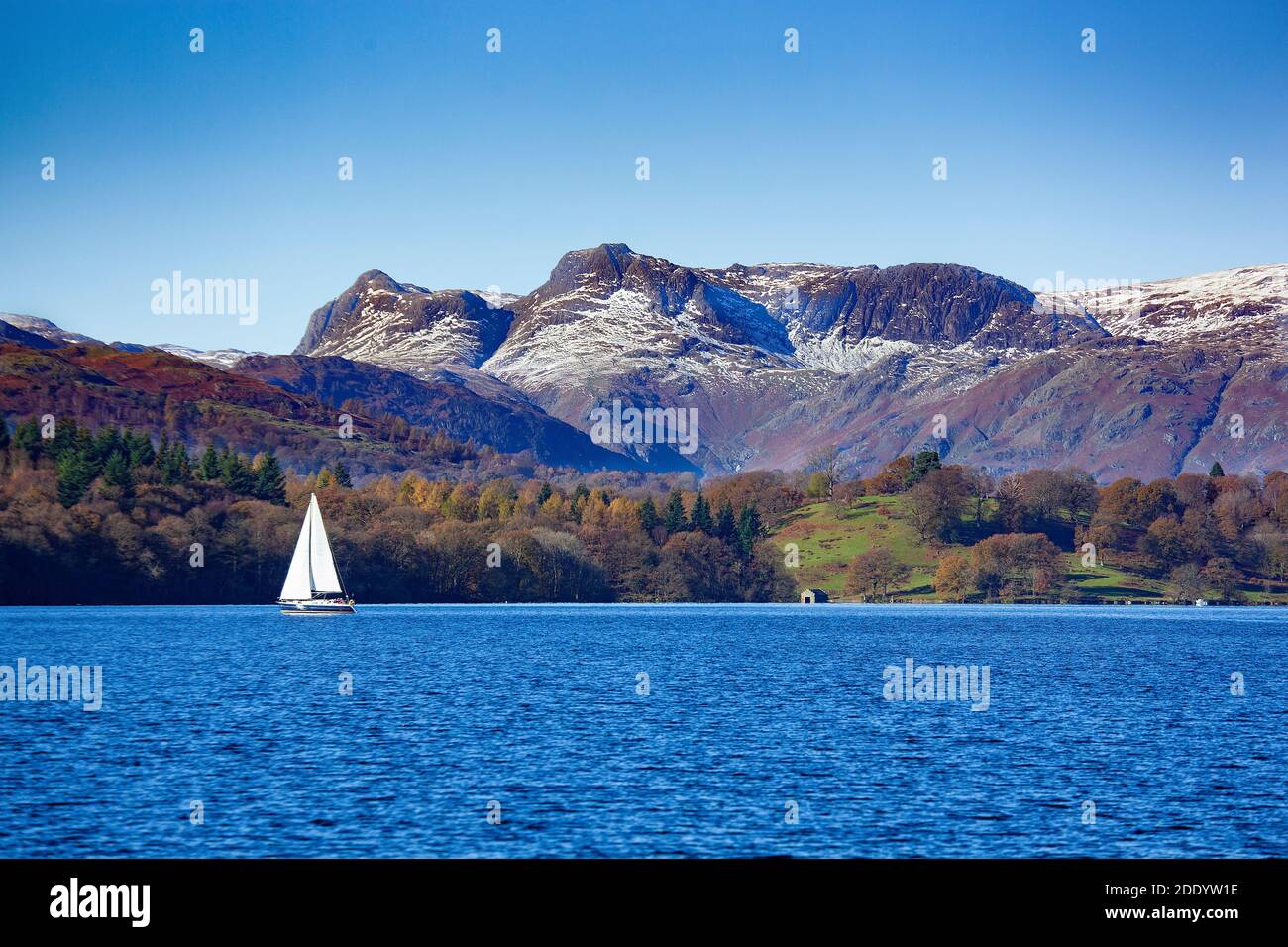 Lake Windermere mit Langdale Pikes entstaubt im Schnee. Stockfoto