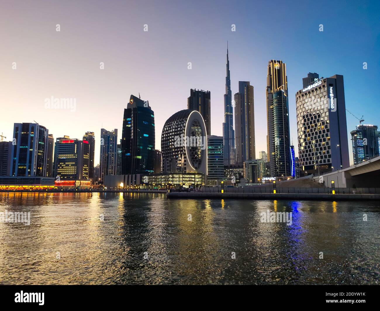 Dubai, Vereinigte Arabische Emirate - 19. Oktober 2020: Downtown Dubai Moderne Skyline von der Marasi Marina in der Business Bay bei Sonnenuntergang in der Bucht Stockfoto