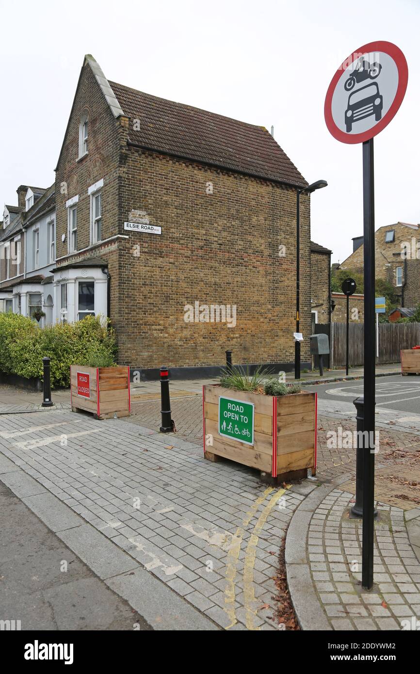 Straßensperrung in Derwent Grove, East Dulwich, London, Großbritannien. Teil von Southwarks umstrittenem StreetSpace-Programm für sicherere Wohnstraßen, 2020. Stockfoto