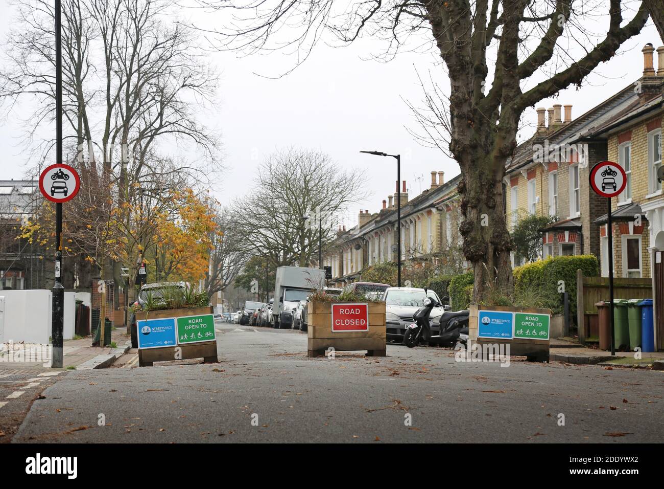 Straßensperrung in Melbourne Grove, East Dulwich, London, Großbritannien. Teil von Southwarks umstrittenem StreetSpace-Programm für sicherere Wohnstraßen. Stockfoto