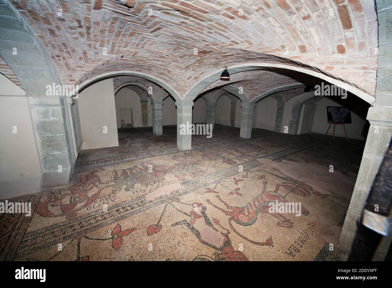 Romanisches Mosaik (11.-12. Jahrhundert) mit Episoden aus den Büchern der Makkabäer - Krypta der Abtei Saint Columban - Bobbio, Emilia Romagna, Italien Stockfoto