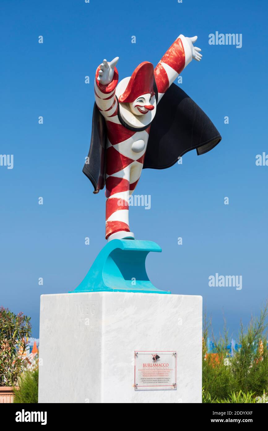 Statue des Burlamacco Clown, Maskottchen und Maske des berühmten jährlichen Viareggio Karneval in der Toskana, Italien. Stockfoto