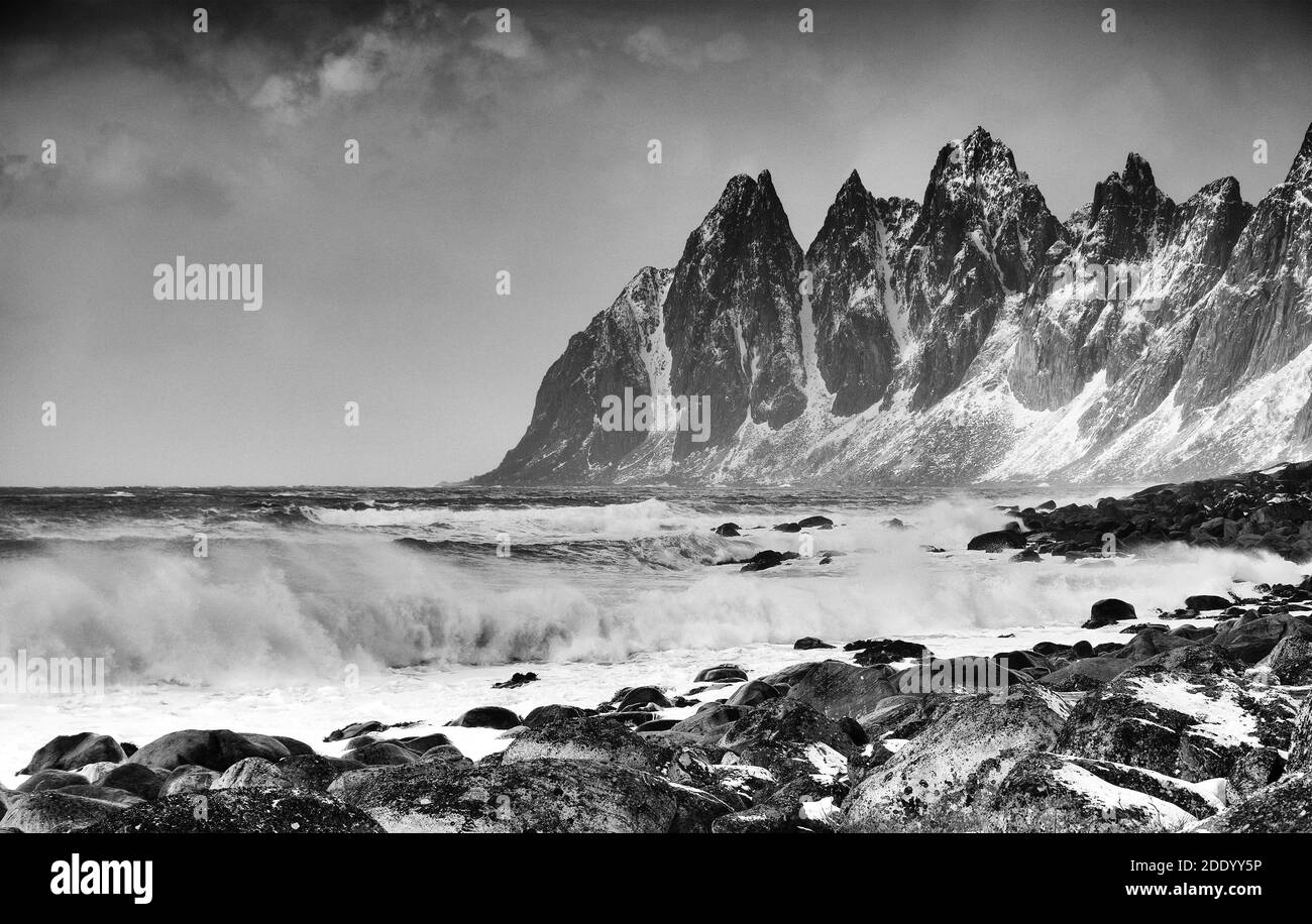 Winterlandschaft von atemberaubenden Fjorde Landschaft der Insel Senja im Norden von Norwegen Stockfoto