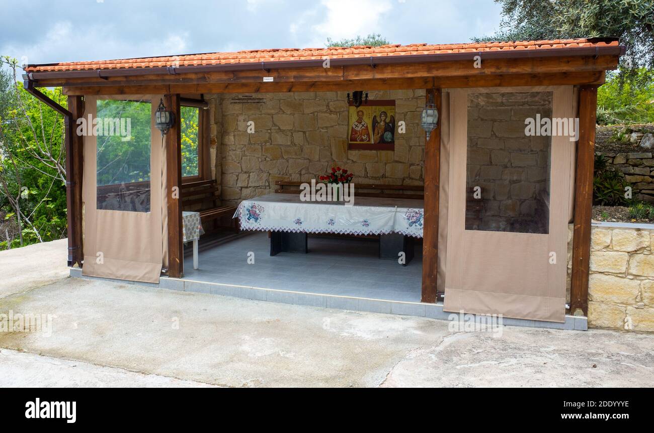 Pavillon zum Essen im Hof einer christlichen Kirche in einem Bergdorf auf der Insel Zypern. Stockfoto