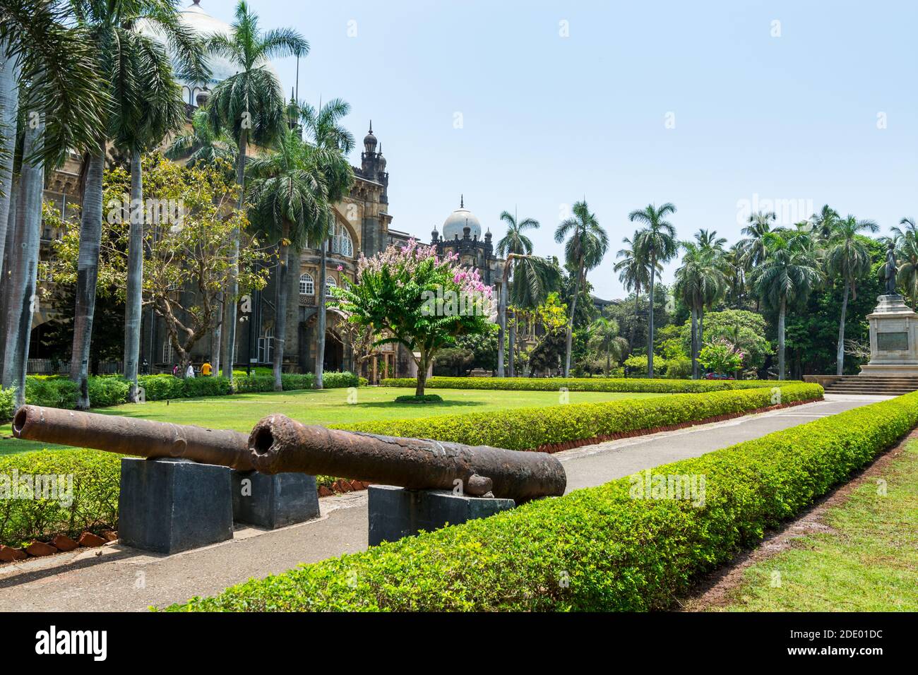 Garten und Kanonen in der Chhatrapati Shivaji Maharaj Vastu Sangrahalaya, früher der Prinz von Wales Museum, das wichtigste Museum in Mumbai, Maharashtra, Stockfoto