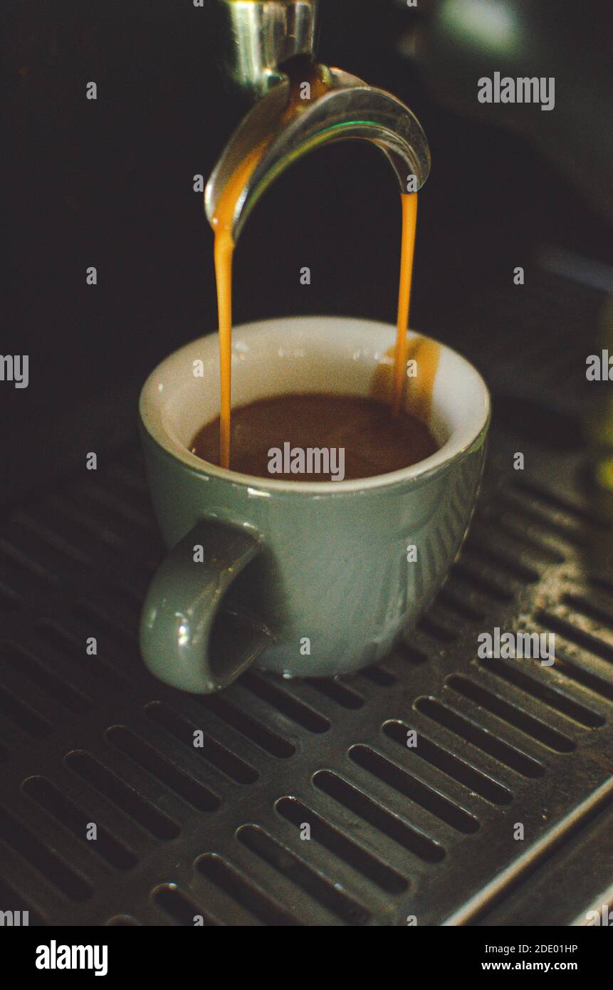 Single und Double Espresso in einer kleinen Tasse mit Kaffeemaschine in einem Café in Canggu, Bali, Indonesien Stockfoto