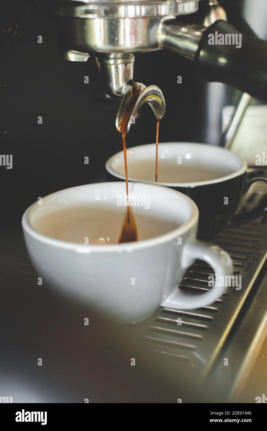 Single und Double Espresso in einer kleinen Tasse mit Kaffeemaschine in einem Café in Canggu, Bali, Indonesien Stockfoto