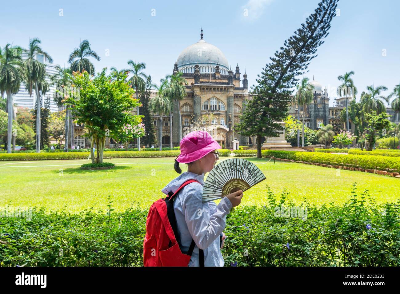 Eine weibliche chinesische Tourist in der Chhatrapati Shivaji Maharaj Vastu Sangrahalaya, früher der Prinz von Wales Museum, das wichtigste Museum in Mumbai, Mahar Stockfoto