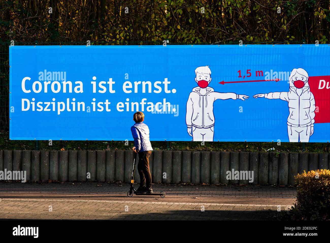 Herne, 27. November 2020: Aufgrund der Corona-Pandemie appellieren Verwaltung und Stadtmarketing mit Transparenten und Plakaten, den Mindestabstand von 1.50 Metern zu beachten und Mund- und Nasenschutz zu tragen. Stockfoto