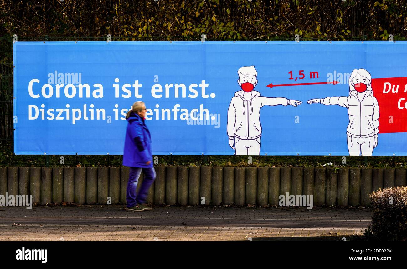Herne, 27. November 2020: Aufgrund der Corona-Pandemie appellieren Verwaltung und Stadtmarketing mit Transparenten und Plakaten, den Mindestabstand von 1.50 Metern zu beachten und Mund- und Nasenschutz zu tragen. Stockfoto