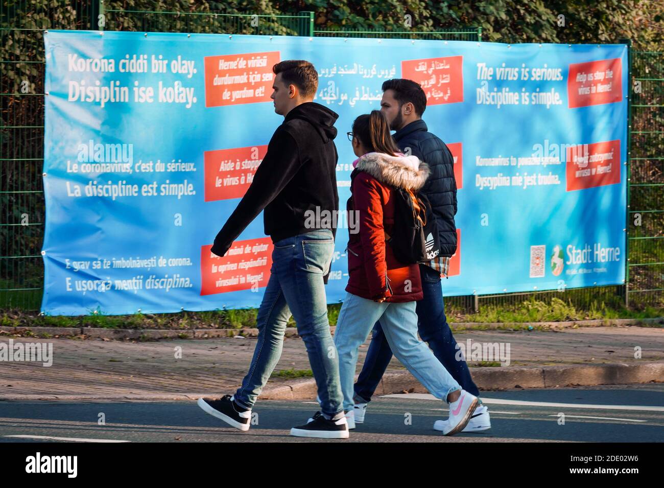 Herne, 27.11.2020: Mit Bannern und Plakaten appellieren Verwaltung und Stadtmarketing wegen der Corona-Pandemie auf die Inhalation des Mindestabstands von 1,50 Meter und das tragen von Mund-Nasen-Schutz zu achten. Appelle hängt außer in Deutsch auch in Englisch, Französisch, Türkisch, Polnisch, Russisch, Rumänisch, Bulgarisch und Arabisch --- Herne, 27. November 2020: Aufgrund der Coronapandemie appellieren Verwaltung und Stadtmarketing mit Transparenten und Plakaten, die Mindestentfernung von 1.50 Metern zu beachten und Mund- und Nasenschutz zu tragen. Appelle werden in Deutsch, Englisch, Französisch, Stockfoto