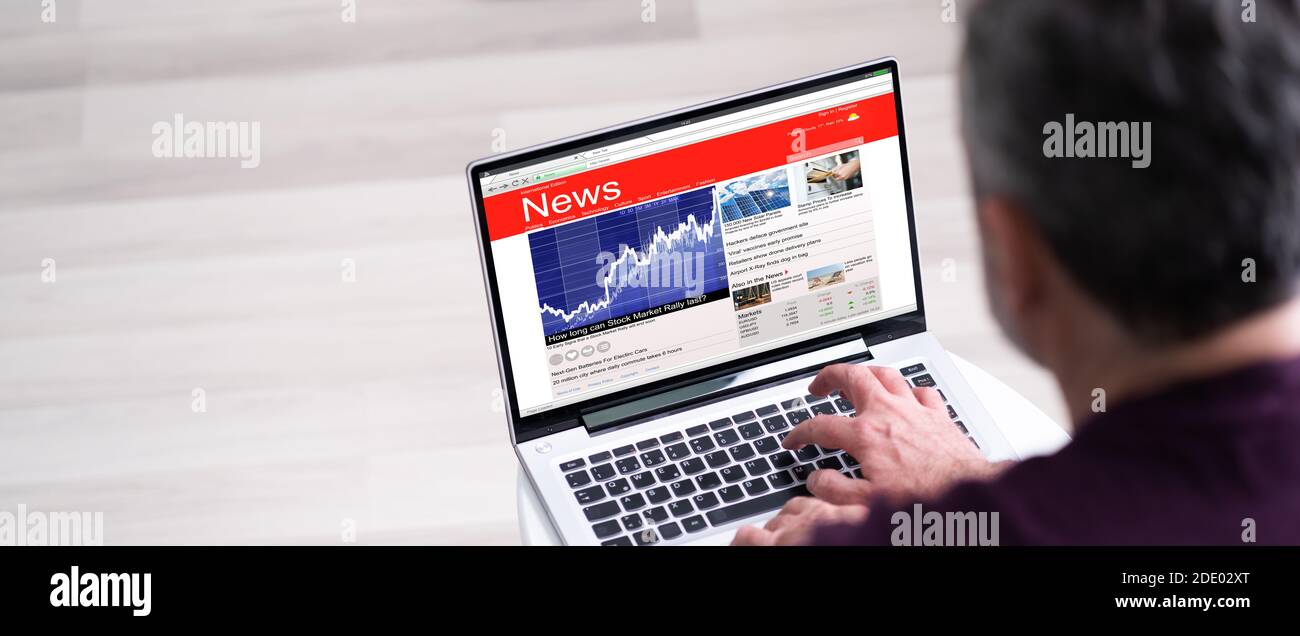 Online Nachrichten Lesen Sie Auf Laptop Computer. Zeitungsstandort Stockfoto