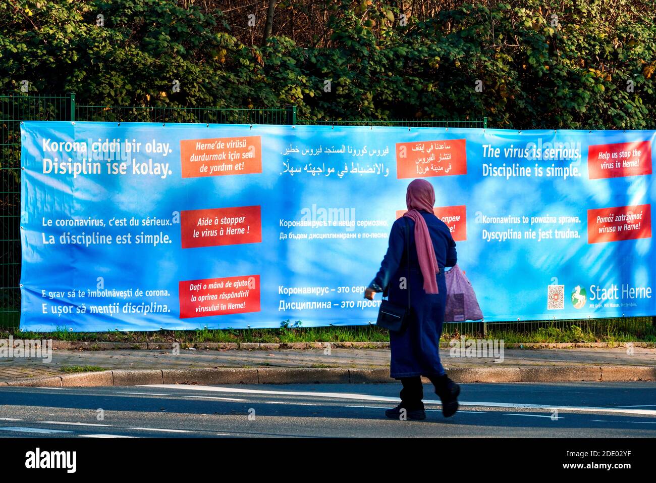 Herne, 27.11.2020: Mit Bannern und Plakaten appellieren Verwaltung und Stadtmarketing wegen der Corona-Pandemie auf die Inhalation des Mindestabstands von 1,50 Meter und das tragen von Mund-Nasen-Schutz zu achten. Appelle hängt außer in Deutsch auch in Englisch, Französisch, Türkisch, Polnisch, Russisch, Rumänisch, Bulgarisch und Arabisch --- Herne, 27. November 2020: Aufgrund der Coronapandemie appellieren Verwaltung und Stadtmarketing mit Transparenten und Plakaten, die Mindestentfernung von 1.50 Metern zu beachten und Mund- und Nasenschutz zu tragen. Appelle sind veröffentlicht in Deutsch, türkisch, arabisch, Stockfoto