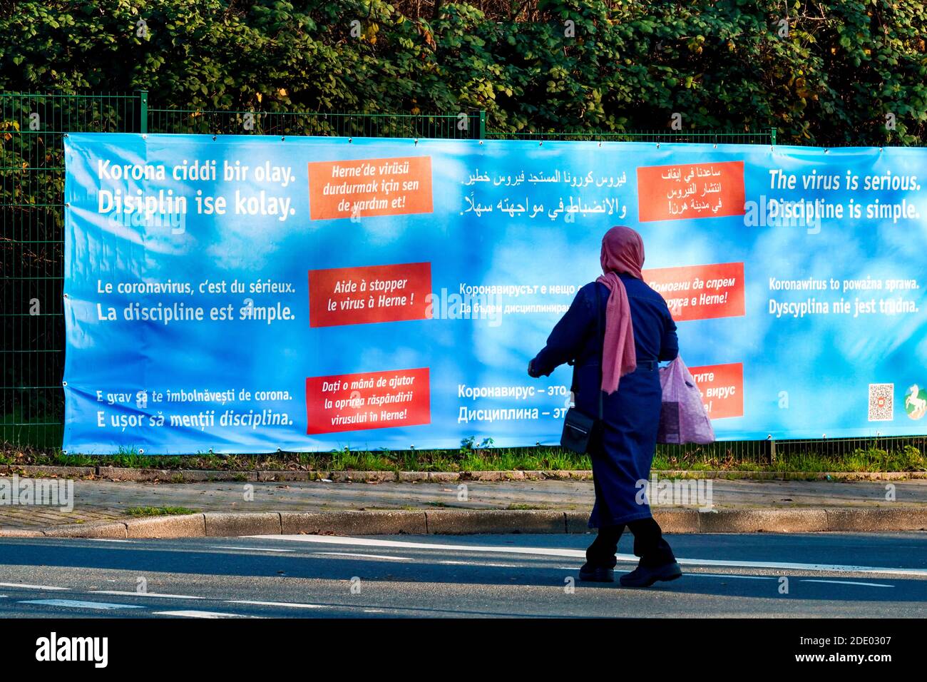 Herne, 27.11.2020: Mit Bannern und Plakaten appellieren Verwaltung und Stadtmarketing wegen der Corona-Pandemie auf die Inhalation des Mindestabstands von 1,50 Meter und das tragen von Mund-Nasen-Schutz zu achten. Appelle hängt außer in Deutsch auch in Englisch, Französisch, Türkisch, Polnisch, Russisch, Rumänisch, Bulgarisch und Arabisch --- Herne, 27. November 2020: Aufgrund der Coronapandemie appellieren Verwaltung und Stadtmarketing mit Transparenten und Plakaten, die Mindestentfernung von 1.50 Metern zu beachten und Mund- und Nasenschutz zu tragen. Appelle sind veröffentlicht in Deutsch, türkisch, arabisch, Stockfoto