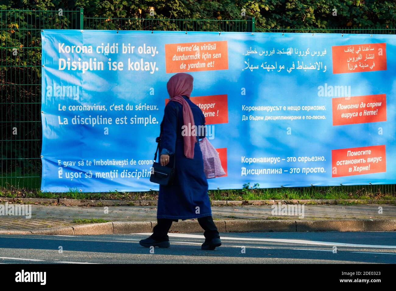 Herne, 27.11.2020: Mit Bannern und Plakaten appellieren Verwaltung und Stadtmarketing wegen der Corona-Pandemie auf die Inhalation des Mindestabstands von 1,50 Meter und das tragen von Mund-Nasen-Schutz zu achten. Appelle hängt außer in Deutsch auch in Englisch, Französisch, Türkisch, Polnisch, Russisch, Rumänisch, Bulgarisch und Arabisch --- Herne, 27. November 2020: Aufgrund der Coronapandemie appellieren Verwaltung und Stadtmarketing mit Transparenten und Plakaten, die Mindestentfernung von 1.50 Metern zu beachten und Mund- und Nasenschutz zu tragen. Appelle sind veröffentlicht in Deutsch, türkisch, arabisch, Stockfoto