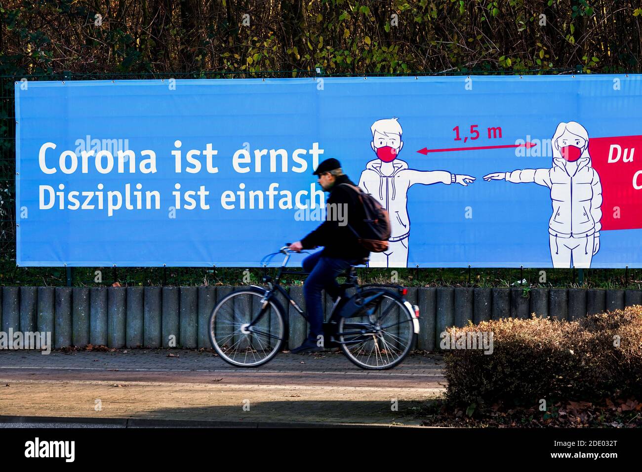 Herne, 27. November 2020: Aufgrund der Corona-Pandemie appellieren Verwaltung und Stadtmarketing mit Transparenten und Plakaten, den Mindestabstand von 1.50 Metern zu beachten und Mund- und Nasenschutz zu tragen. Stockfoto