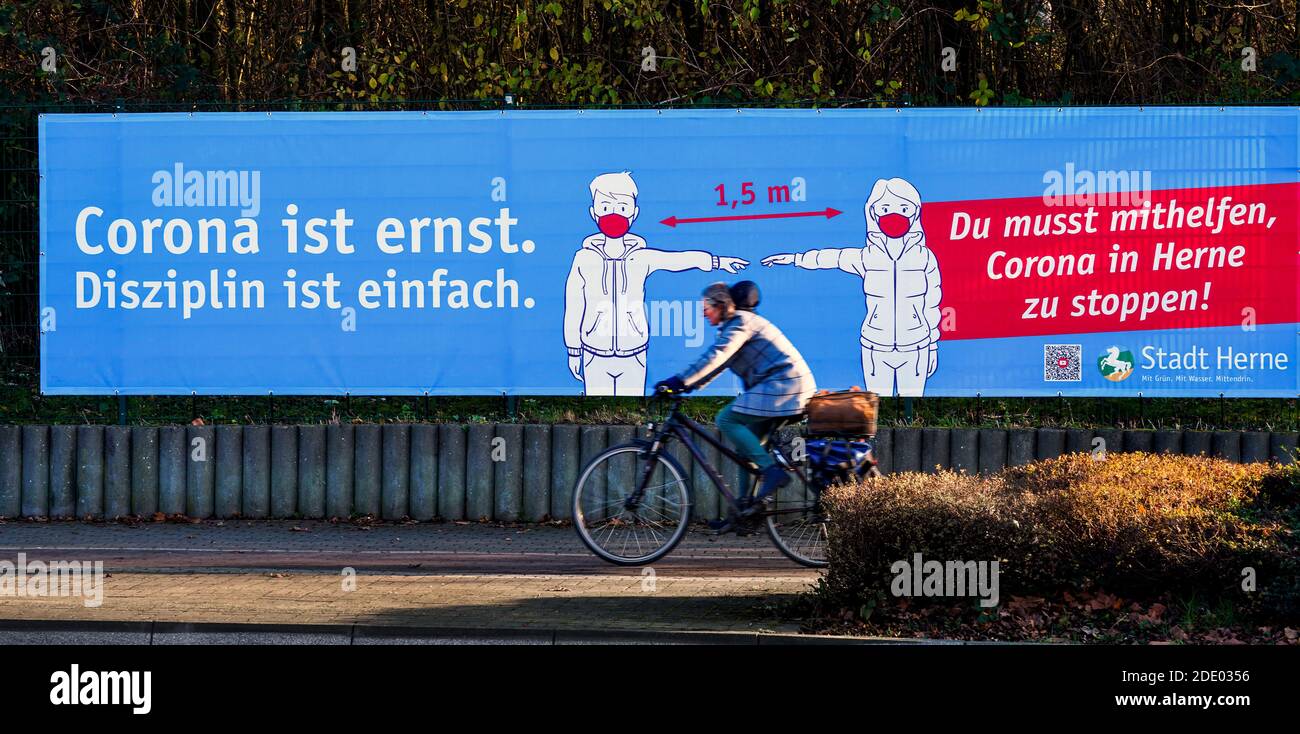 Herne, 27. November 2020: Aufgrund der Corona-Pandemie appellieren Verwaltung und Stadtmarketing mit Transparenten und Plakaten, den Mindestabstand von 1.50 Metern zu beachten und Mund- und Nasenschutz zu tragen. Stockfoto