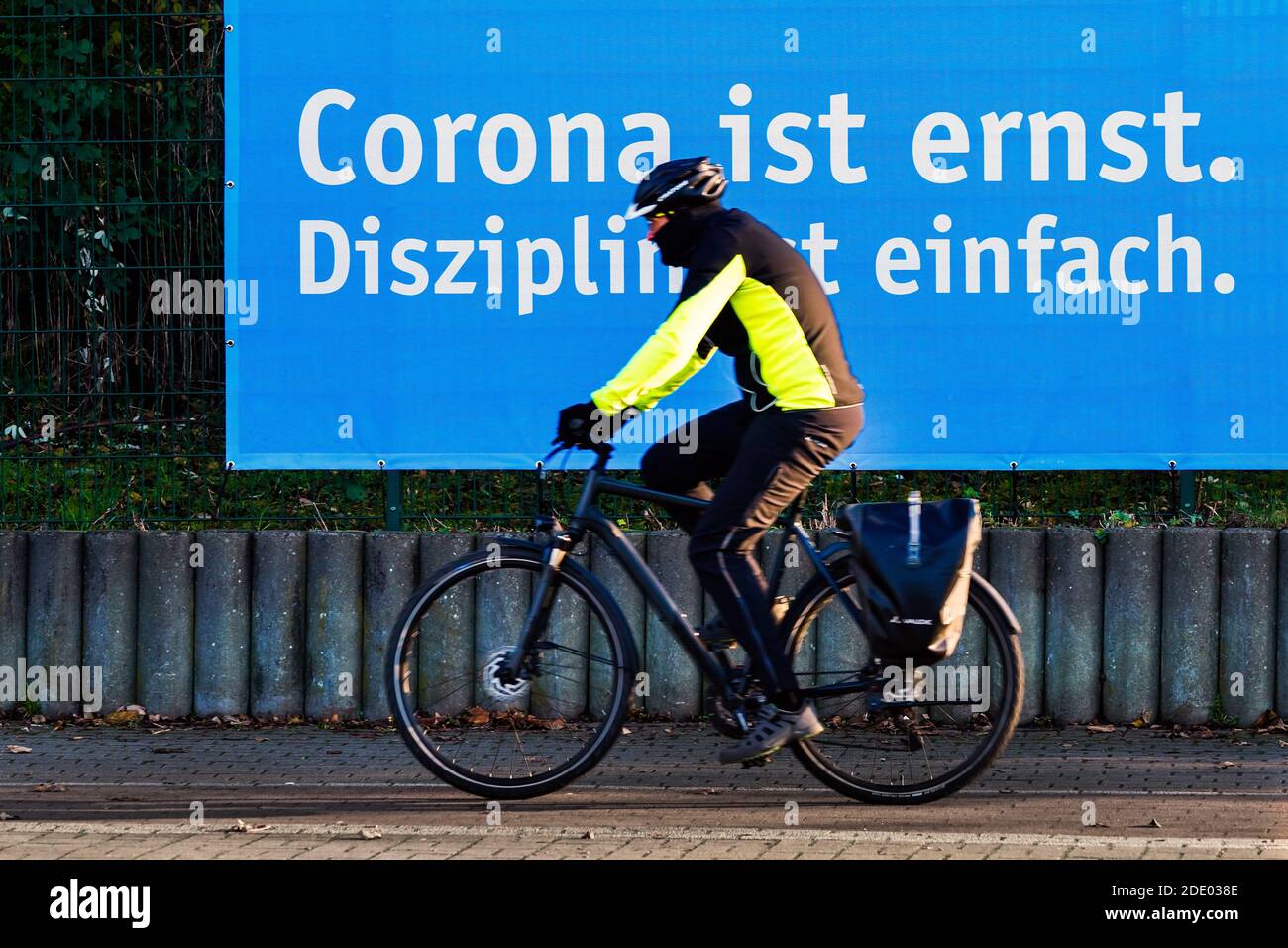 Herne, 27. November 2020: Aufgrund der Corona-Pandemie appellieren Verwaltung und Stadtmarketing mit Transparenten und Plakaten, den Mindestabstand von 1.50 Metern zu beachten und Mund- und Nasenschutz zu tragen. Stockfoto