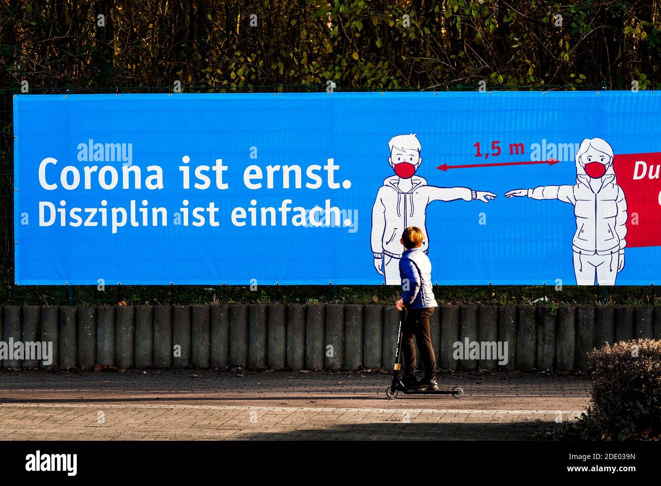 Herne, 27. November 2020: Aufgrund der Corona-Pandemie appellieren Verwaltung und Stadtmarketing mit Transparenten und Plakaten, den Mindestabstand von 1.50 Metern zu beachten und Mund- und Nasenschutz zu tragen. Stockfoto