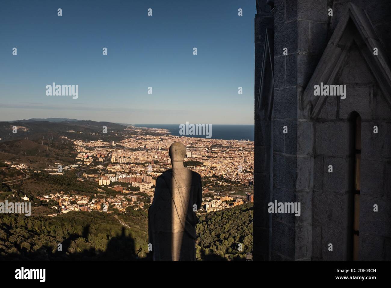 Weitwinkelansicht der Stadt Barcelona (Katalonien, Spanien) und Umgebung von der Dachterrasse der Expiatory Kirche des Heiligen Herzens. Stockfoto