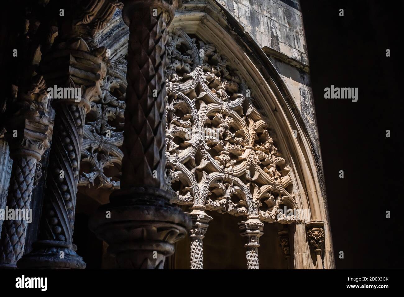 Die beeindruckenden Dekorationen der Bögen im Kreuzgang der Abtei Batalha, einem Dominikanerkloster im Stadtteil Leiria in Portugal Stockfoto
