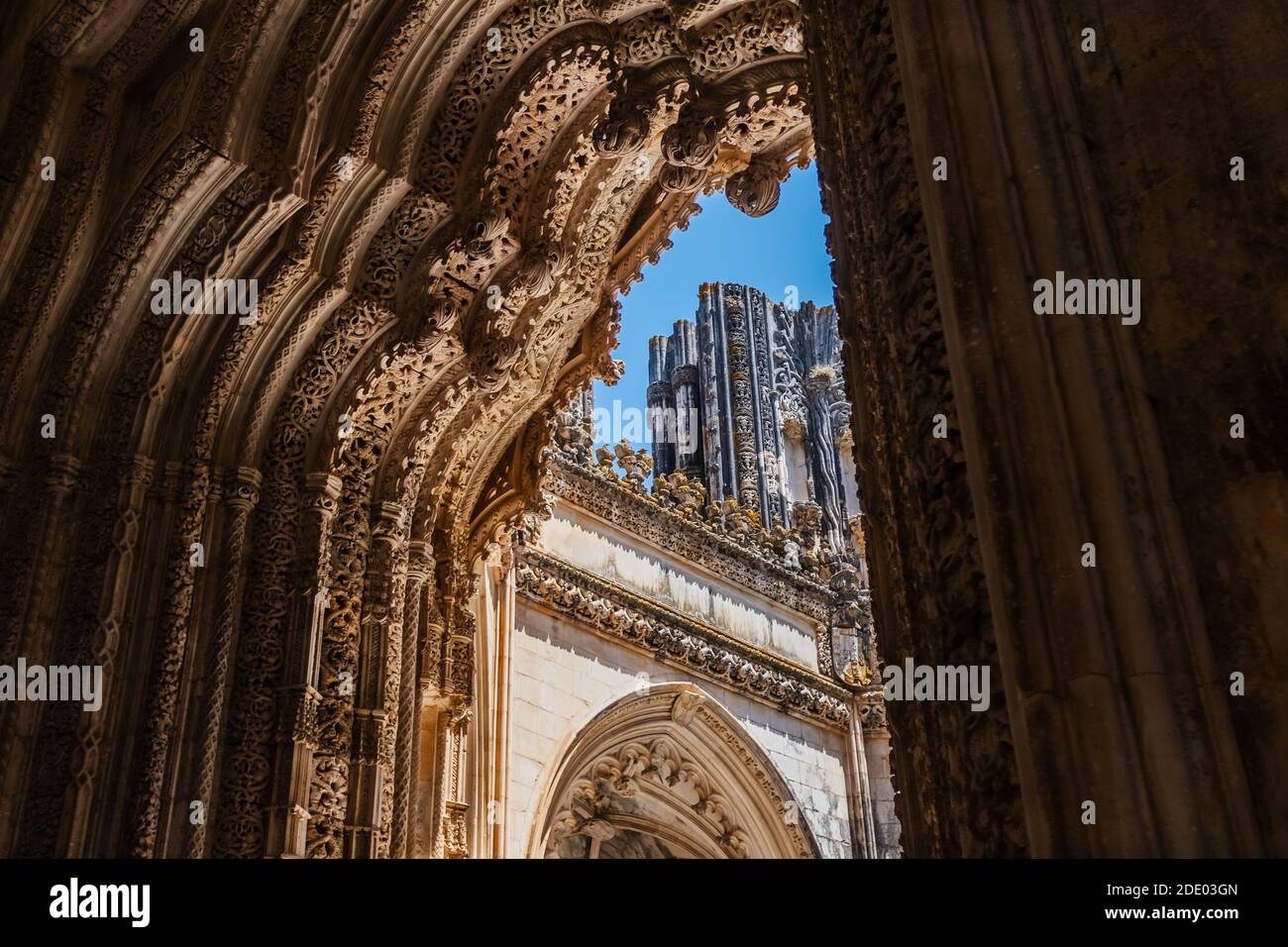 Batalha Kloster (Portugal), die unvollständigen Kapellen: Detailansicht des Ehrfurcht Eingangsportals, etwa fünfzehn Meter hoch und vollständig geschnitzt. Stockfoto