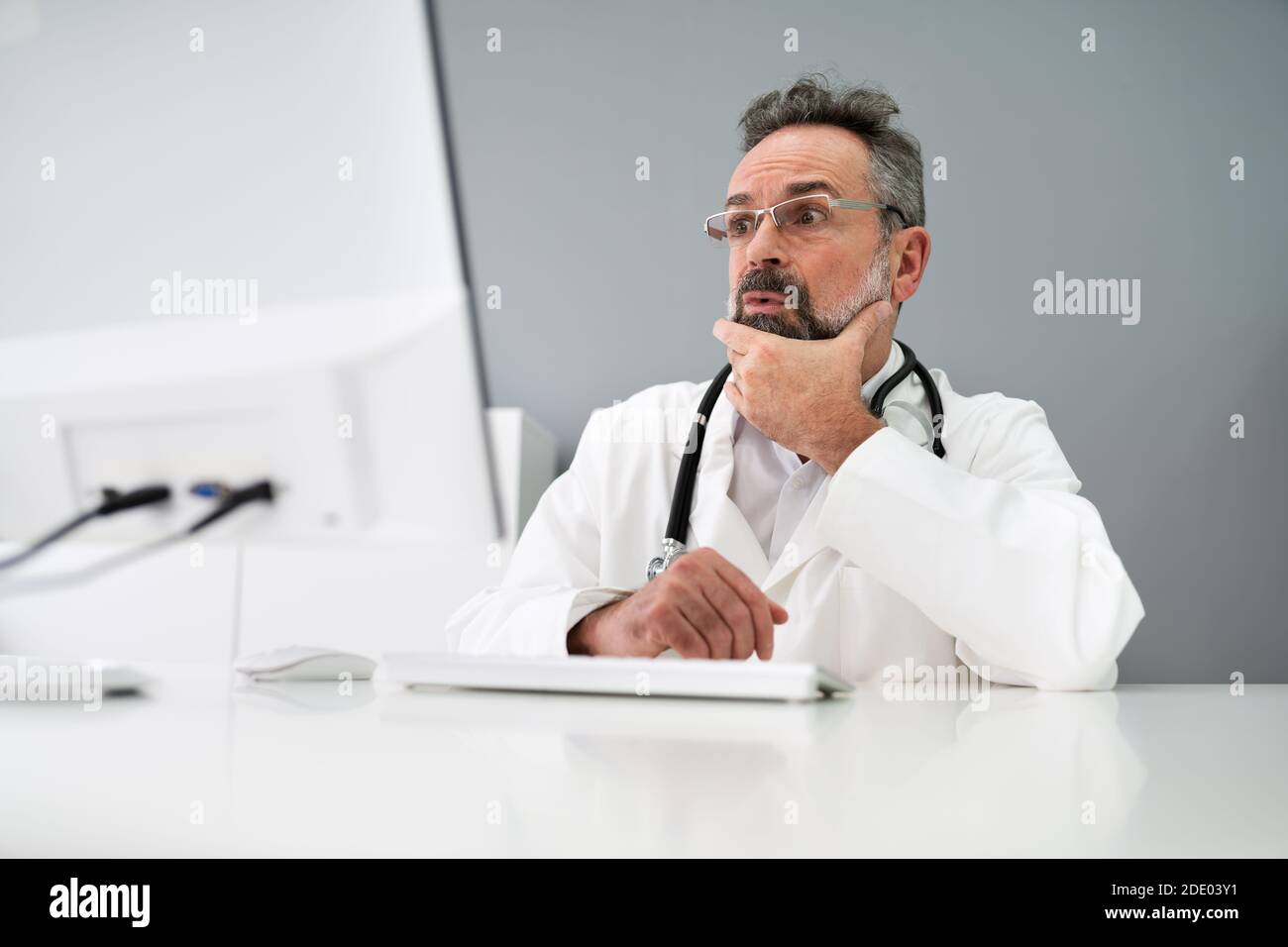 Alter Traurige Mann Doktor Druck Und Schmerz Am Computer Stockfoto